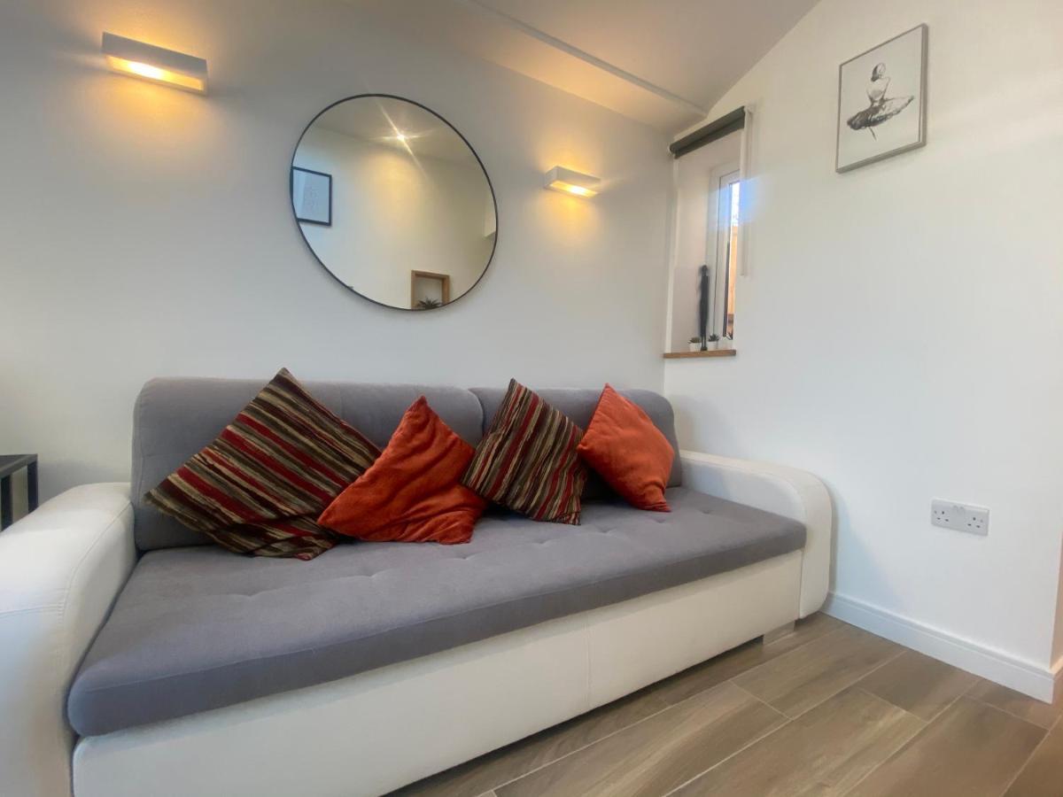 Lovely And Modern Studio Apartment. Борхамуд Екстериор снимка