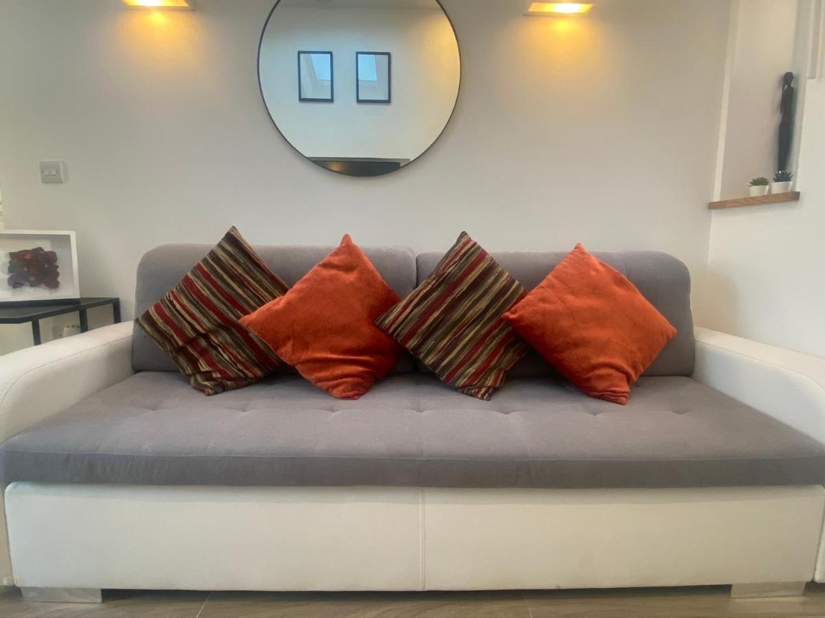 Lovely And Modern Studio Apartment. Борхамуд Екстериор снимка